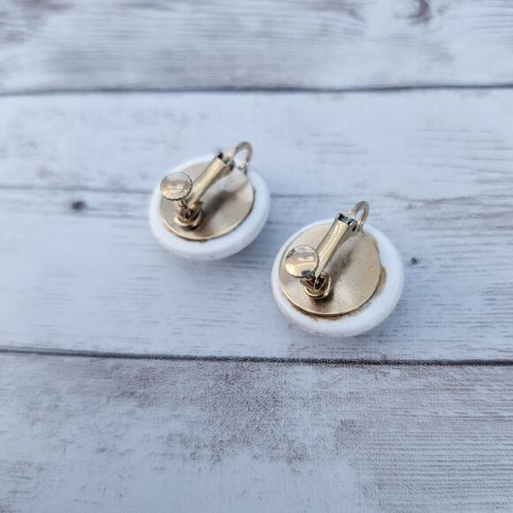 Vintage Clip On Earrings Faceted White Retro - Picture 4 of 6